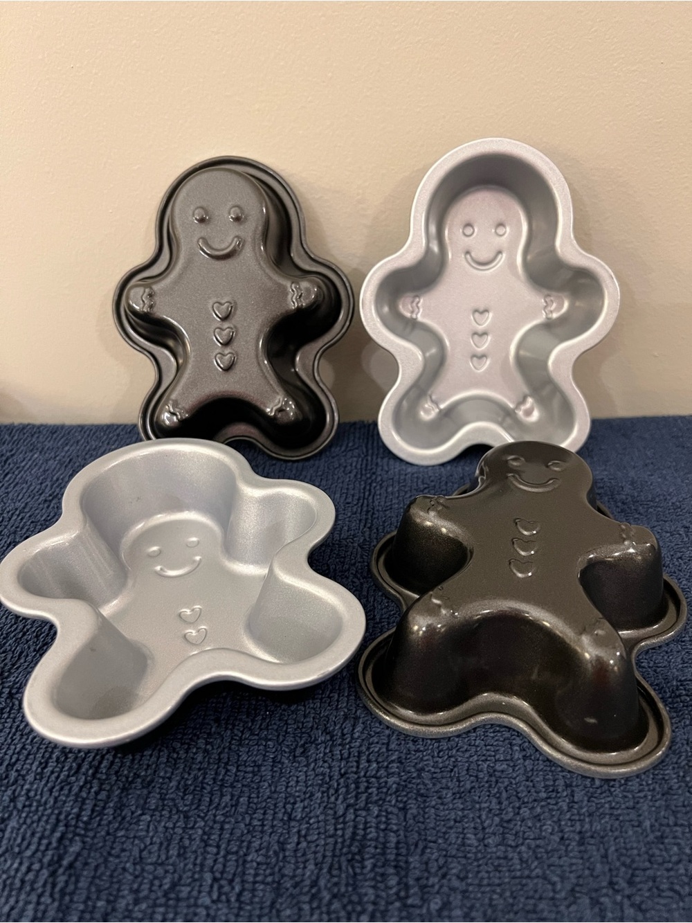 Gingerbread Man Mini Cake/Pan Set - NWOT